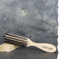 Brosse pour la barbe en poils de sanglier et bois. Fabriquée en France.